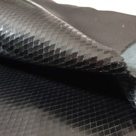 retales de grabado imitación serpiente sobre vacuno negro