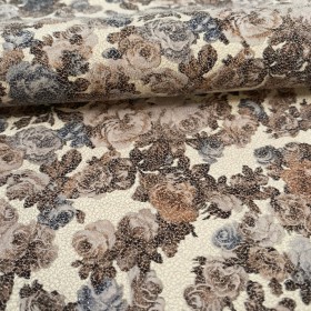 Estampado fantasía de flores color nude sobre piel de cabra blanco crudo