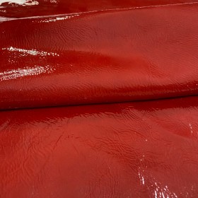 Cuero de cabra acabado charol arrugado en color rojo burdeos