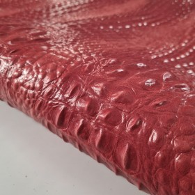 Hoja de cuero grabado imitación piel cocodrilo rojo mate