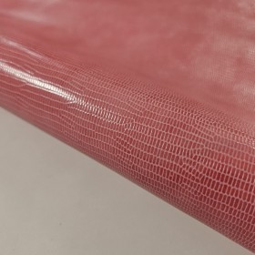 Grabado piel de lagarto sobre cuero vacuno rosa