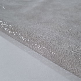 Piel de charol arrugado en color gris claro