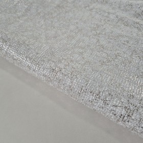 Exclusivo acabado fantasía sobre piel de cabra blanco metalizado