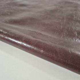 Hoja de piel vacuno acabado flor, efecto grietas, en color marrón oscuro.