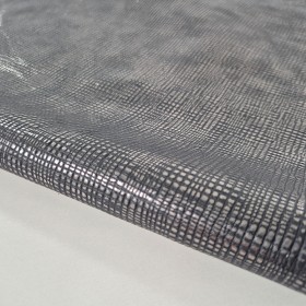 Piel vacuno grabado fantasía metalizado plata sobre fondo negro
